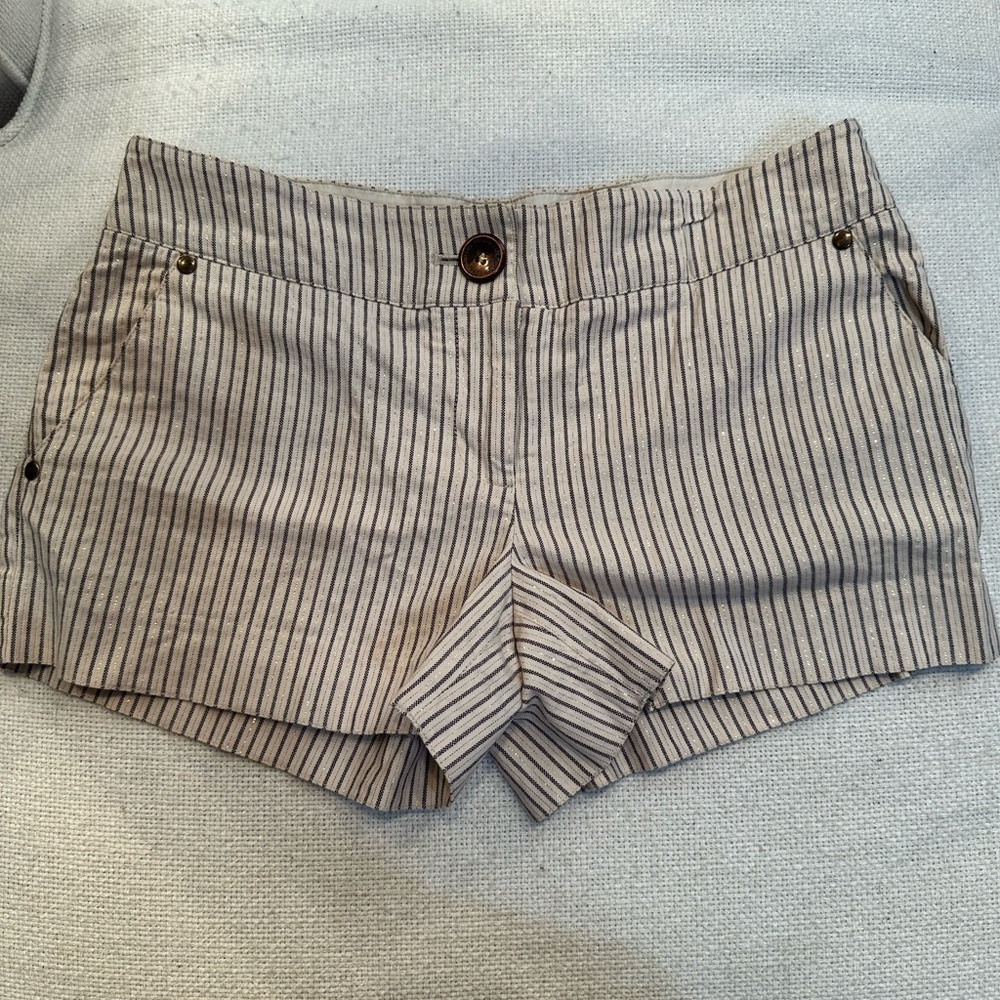 NWOT Arden B Mid Rise Shorts